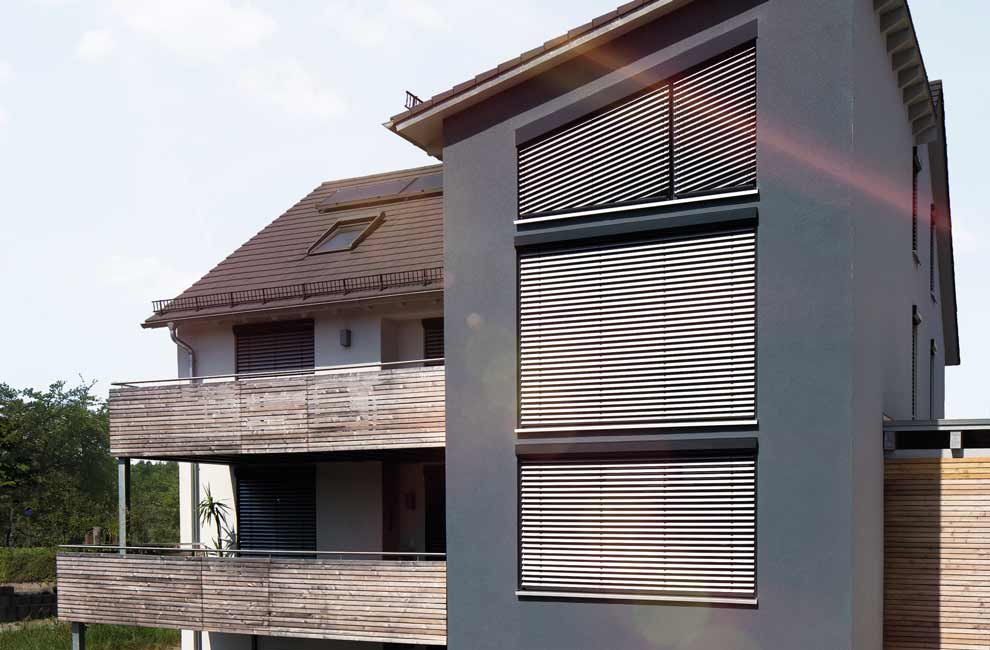 Vorbau-Außenjalousie ohne zusätzliche Kastenbefestigung